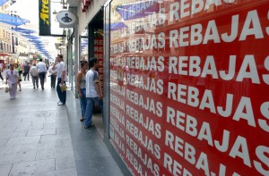 MD22 Madrid, 21.06.04.- Una tienda de la calle Preciados de Madrid anuncia en su escaparate el período de rebajas de verano, que ha empezado hoy en los pequeños comercios de textil y complementos y finalizará el 21 de septiembre, campaña con la que los empresarios tratan de compensar la
